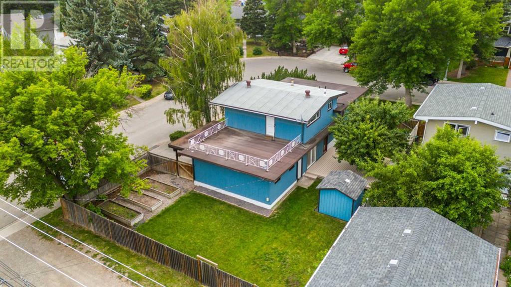 Single Family House 4 Level for Sale in  Gissing Drive SW Glamorgan Calgary 