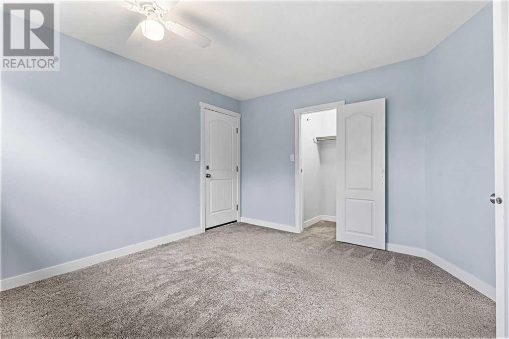 Single Family House 4 Level for Sale in  Gissing Drive SW Glamorgan Calgary 