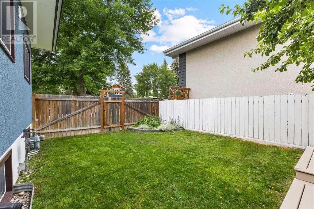 Single Family House 4 Level for Sale in  Gissing Drive SW Glamorgan Calgary 