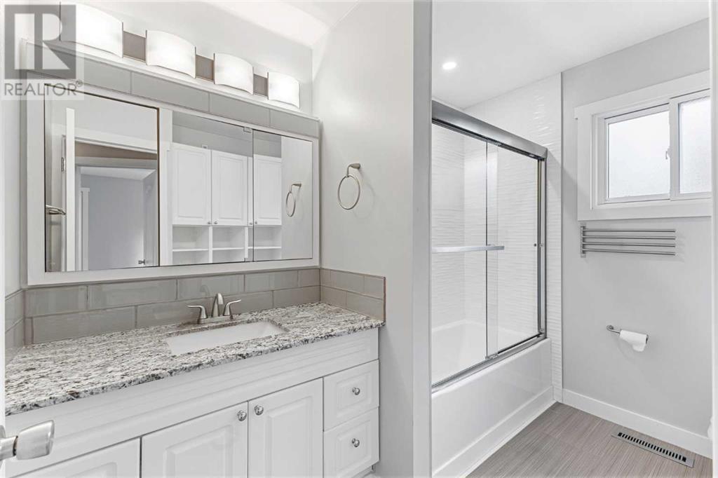 Single Family House 4 Level for Sale in  Gissing Drive SW Glamorgan Calgary 