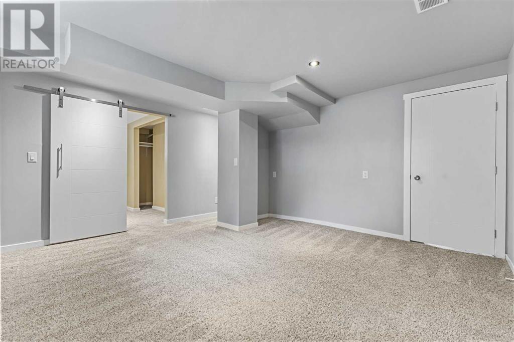 Single Family House 4 Level for Sale in  Gissing Drive SW Glamorgan Calgary 