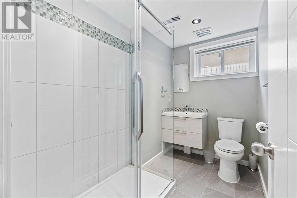 Single Family House 4 Level for Sale in  Gissing Drive SW Glamorgan Calgary 