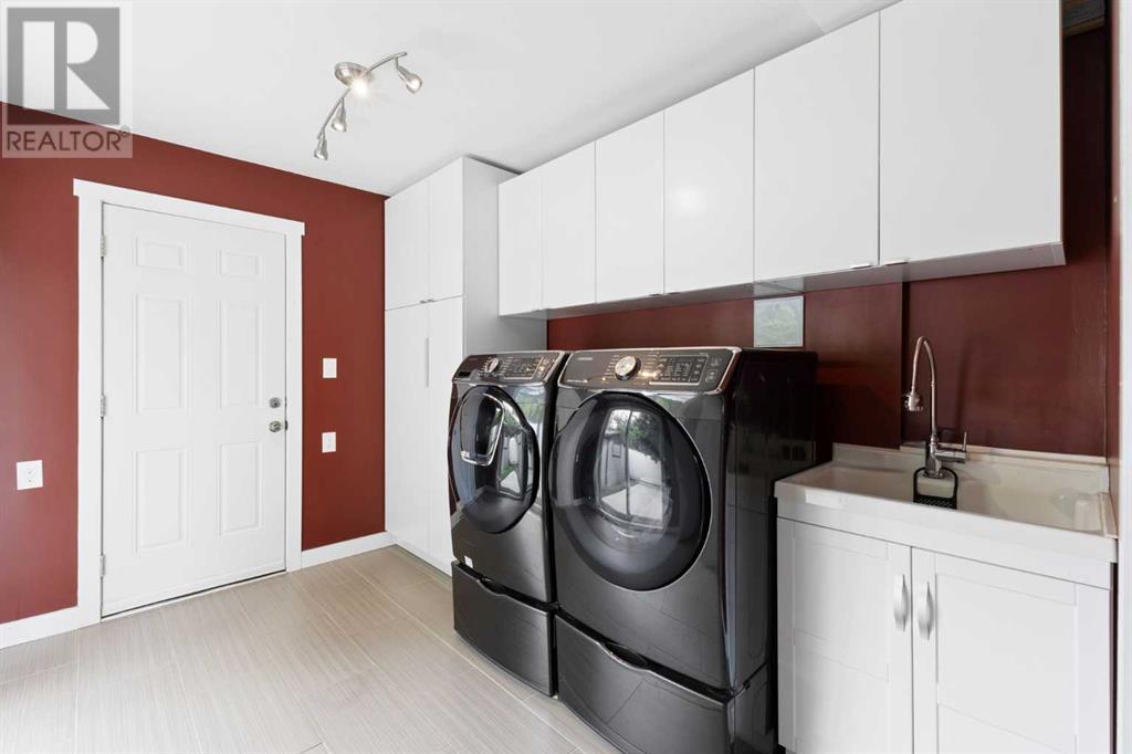 Single Family House 4 Level for Sale in  Gissing Drive SW Glamorgan Calgary 