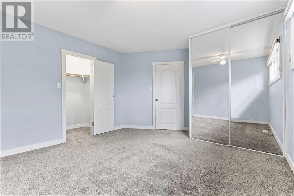Single Family House 4 Level for Sale in  Gissing Drive SW Glamorgan Calgary 