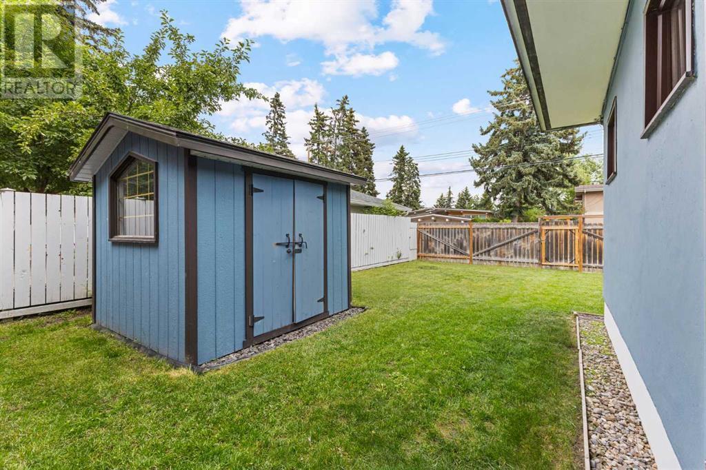 Single Family House 4 Level for Sale in  Gissing Drive SW Glamorgan Calgary 