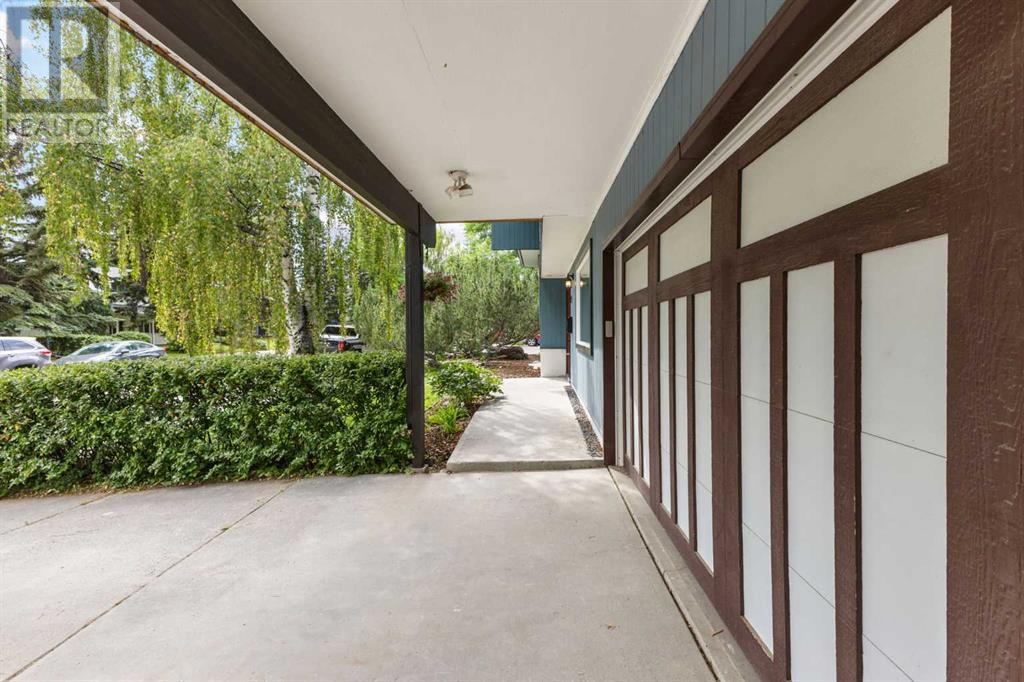 Single Family House 4 Level for Sale in  Gissing Drive SW Glamorgan Calgary 
