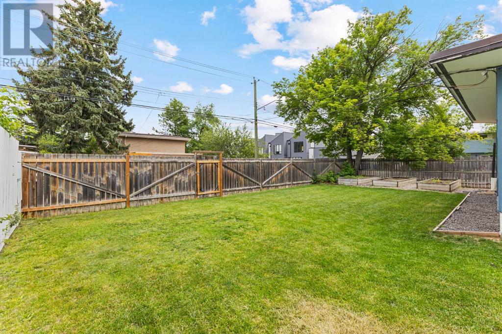 Single Family House 4 Level for Sale in  Gissing Drive SW Glamorgan Calgary 