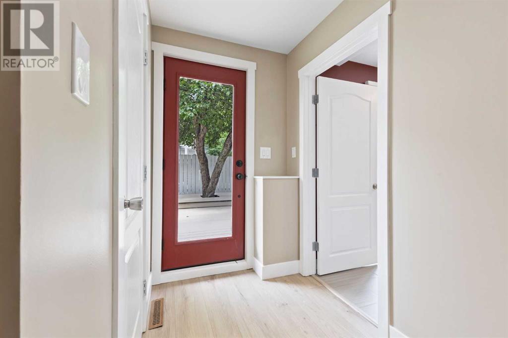 Single Family House 4 Level for Sale in  Gissing Drive SW Glamorgan Calgary 