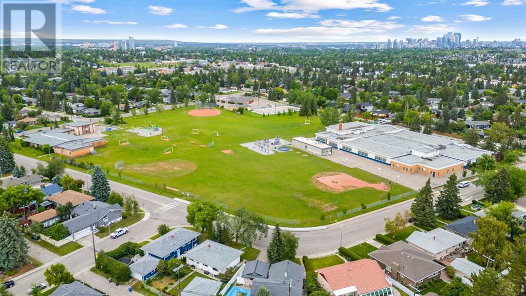 Single Family House 4 Level for Sale in  Gissing Drive SW Glamorgan Calgary 