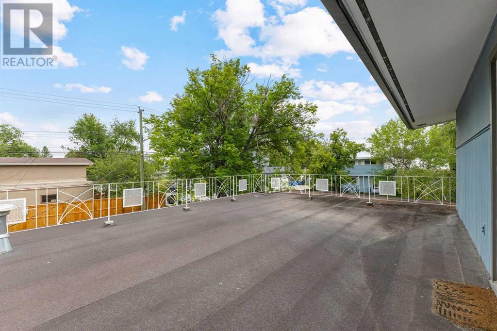 Single Family House 4 Level for Sale in  Gissing Drive SW Glamorgan Calgary 