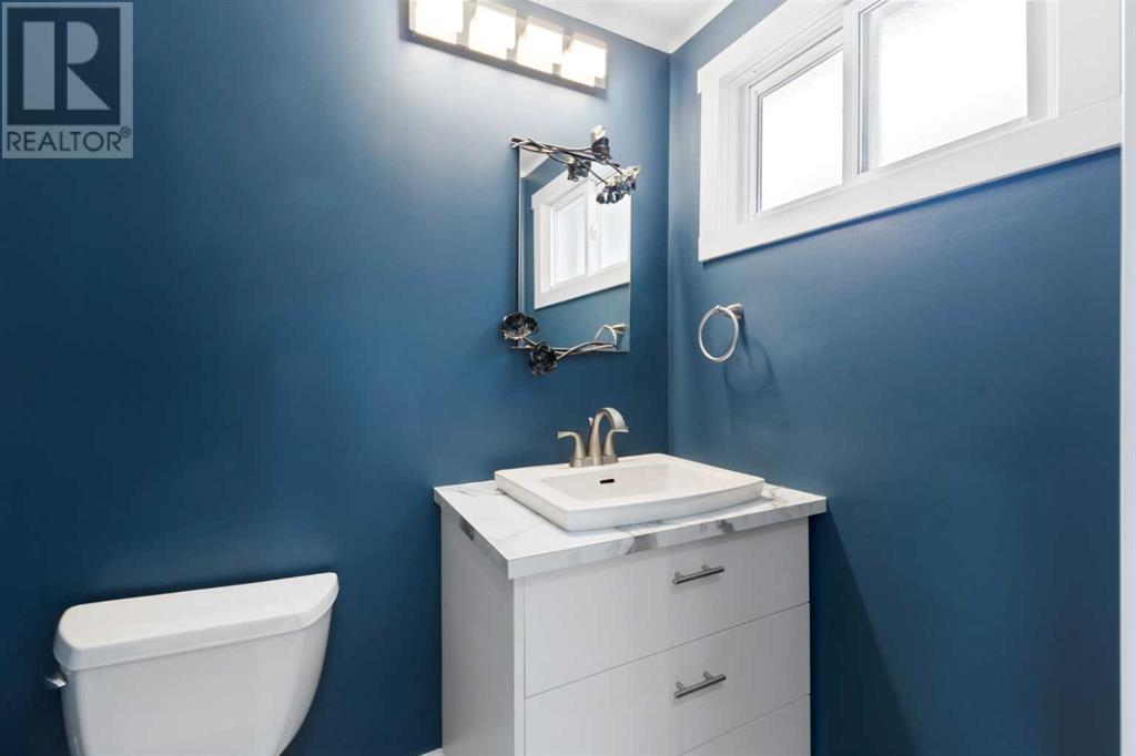Single Family House 4 Level for Sale in  Gissing Drive SW Glamorgan Calgary 