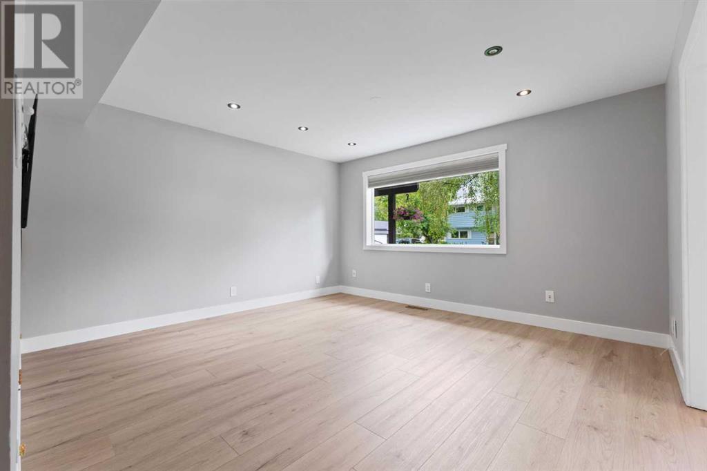 Single Family House 4 Level for Sale in  Gissing Drive SW Glamorgan Calgary 