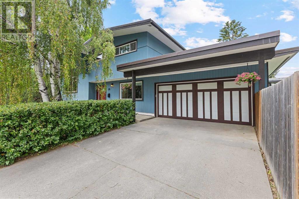 Single Family House 4 Level for Sale in  Gissing Drive SW Glamorgan Calgary 