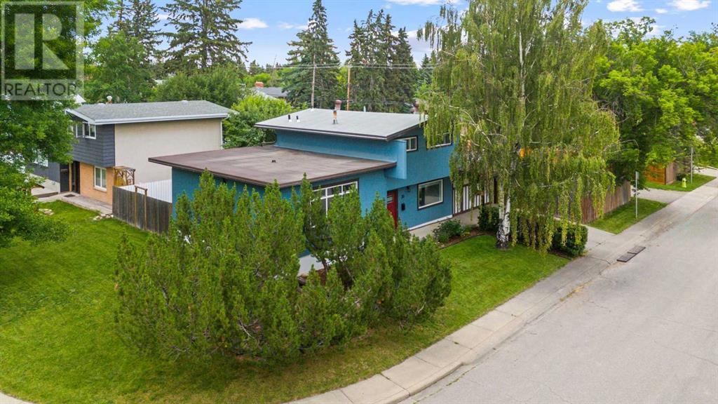 Single Family House 4 Level for Sale in  Gissing Drive SW Glamorgan Calgary 