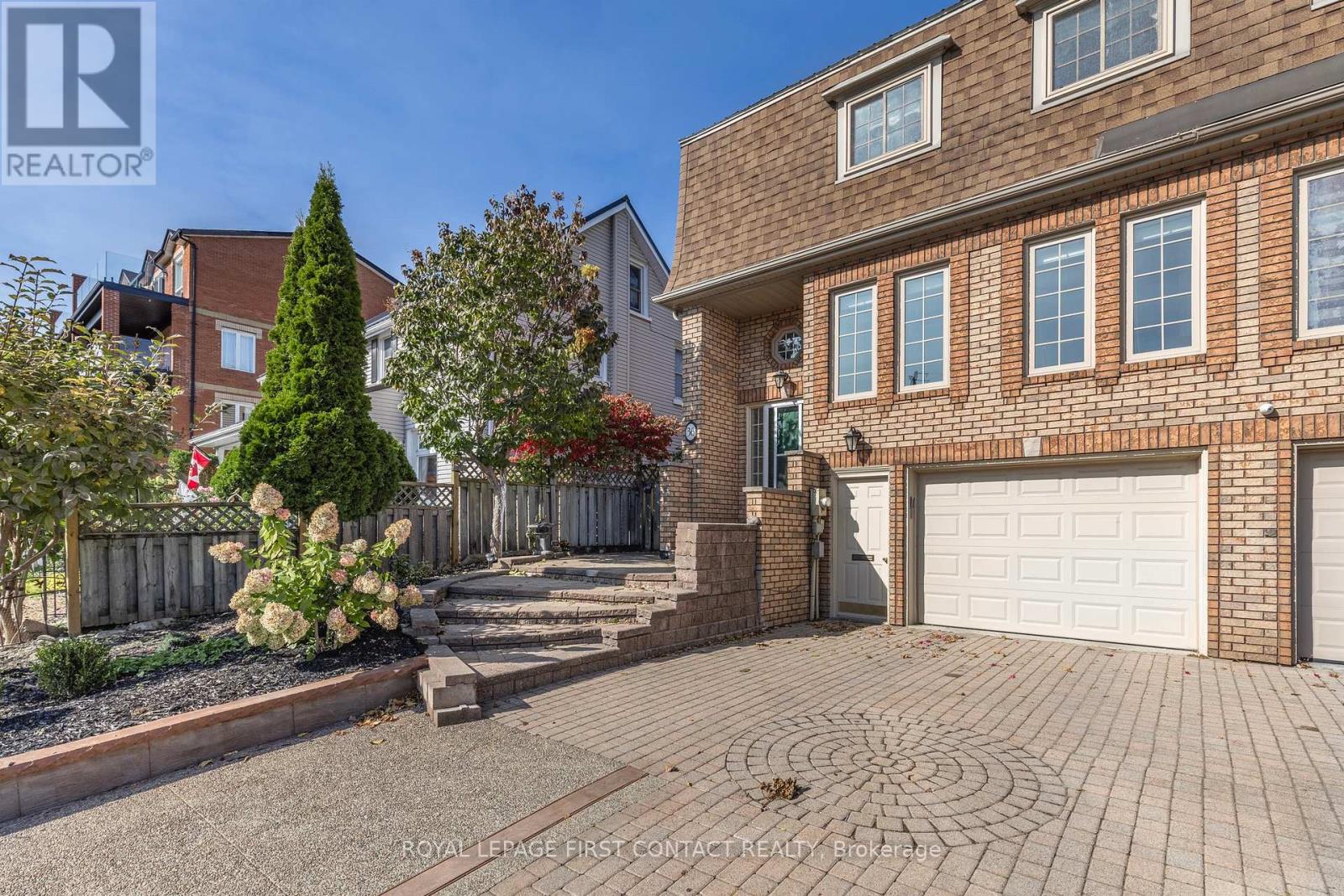 Photo 21 of 36 Kempenfelt Drive, Barrie ON