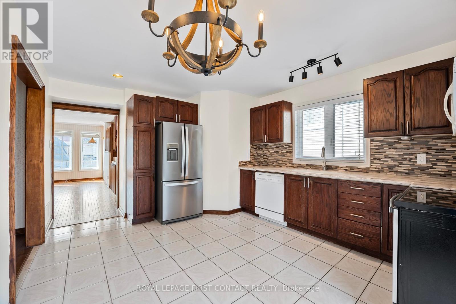 Photo 33 of 36 Kempenfelt Drive, Barrie ON