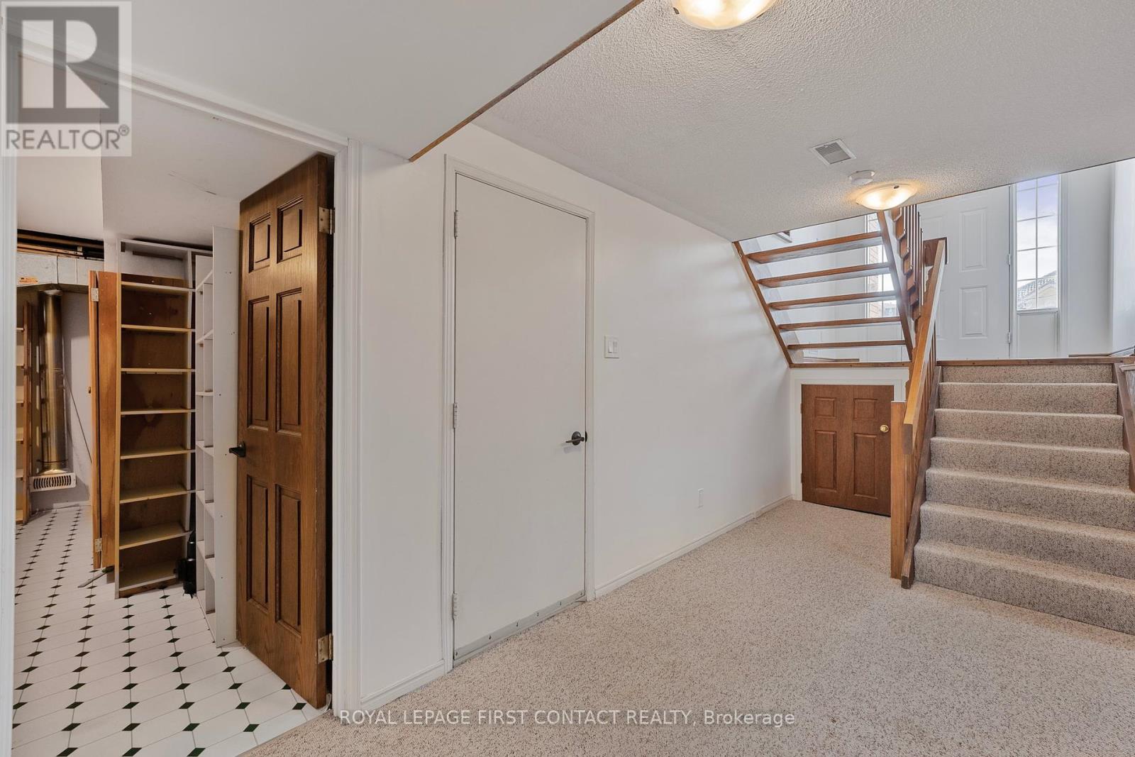 Photo 18 of 36 Kempenfelt Drive, Barrie ON