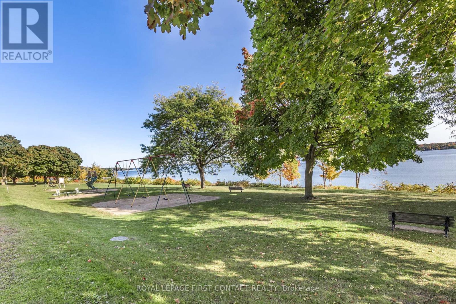 Photo 29 of 36 Kempenfelt Drive, Barrie ON