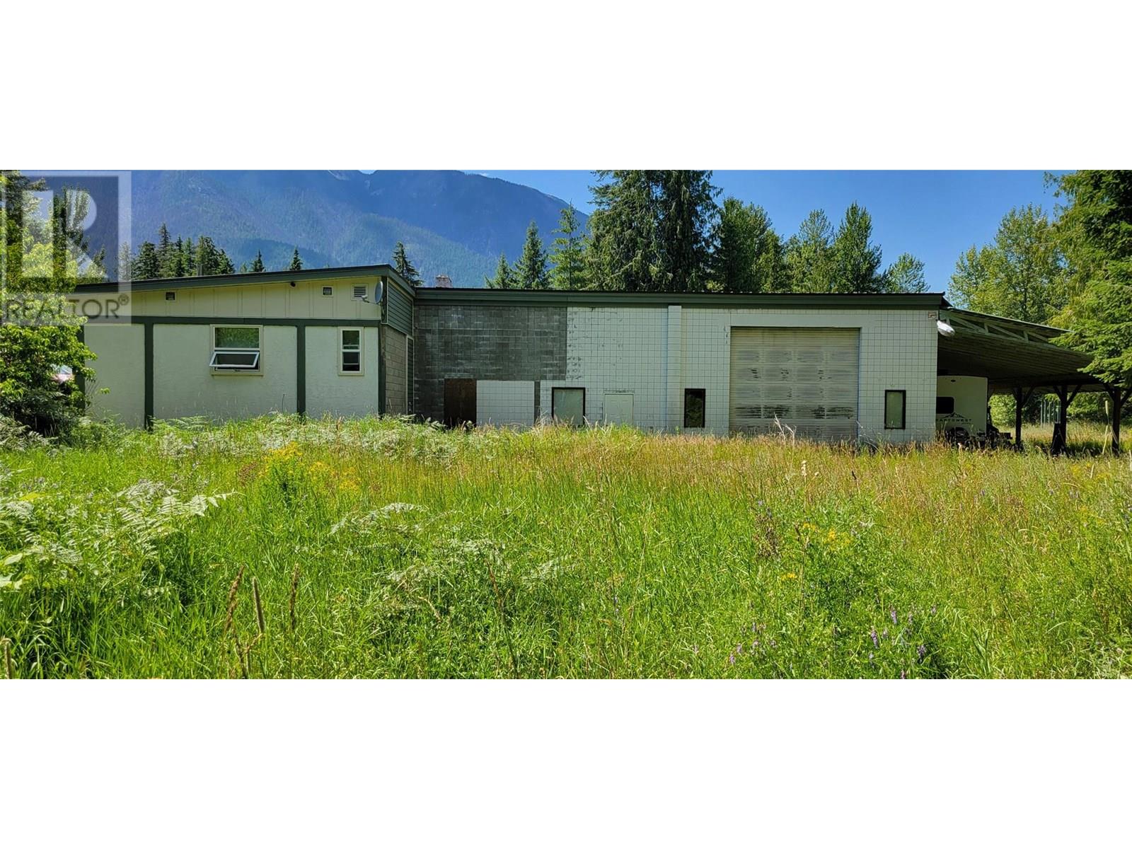 Photo 11 of 204 Stewart Street, Rosebery BC