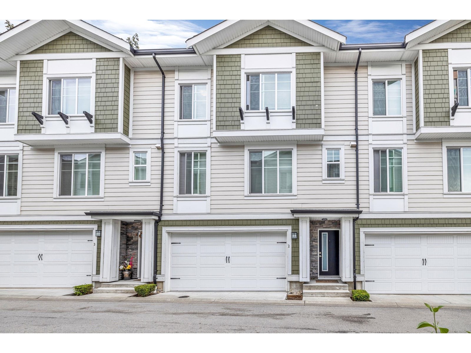 Photo 5 of 2 14499 64 Avenue, Surrey BC
