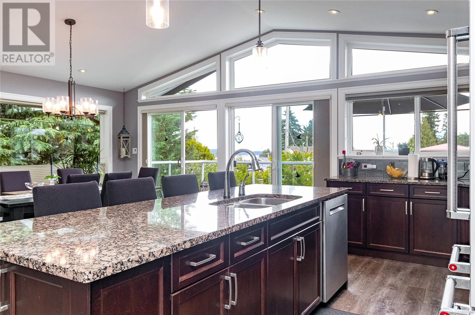 3635 Shannon Dr, Ladysmith