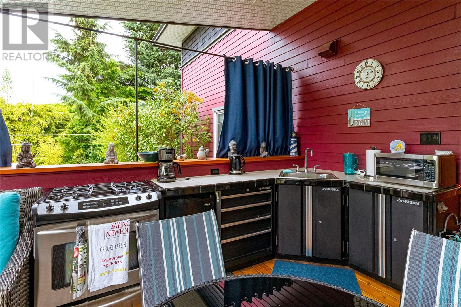 3635 Shannon Dr, Ladysmith