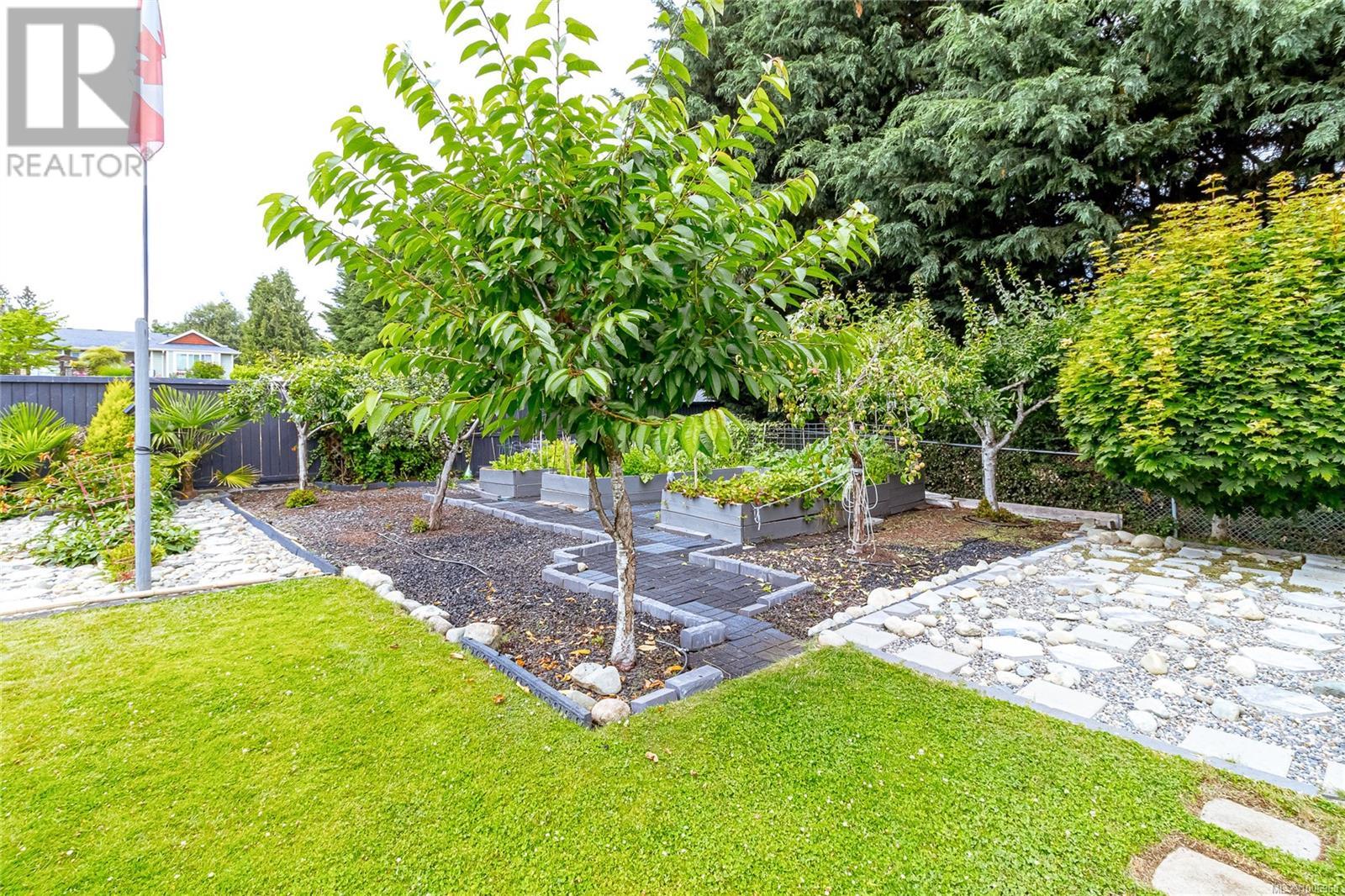 3635 Shannon Dr, Ladysmith