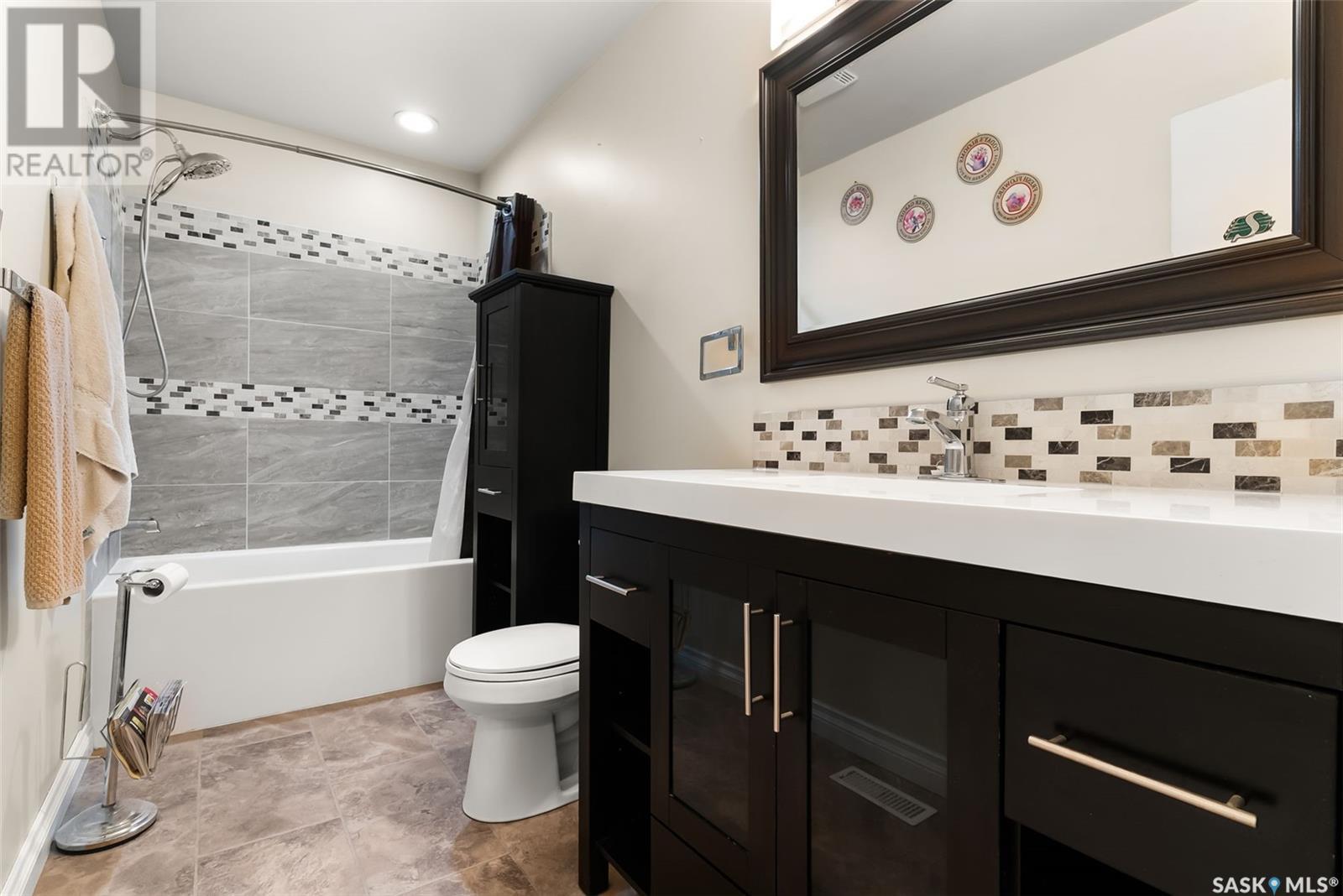 Single Family House Bungalow for Sale in  Heritage PLACE Regina 