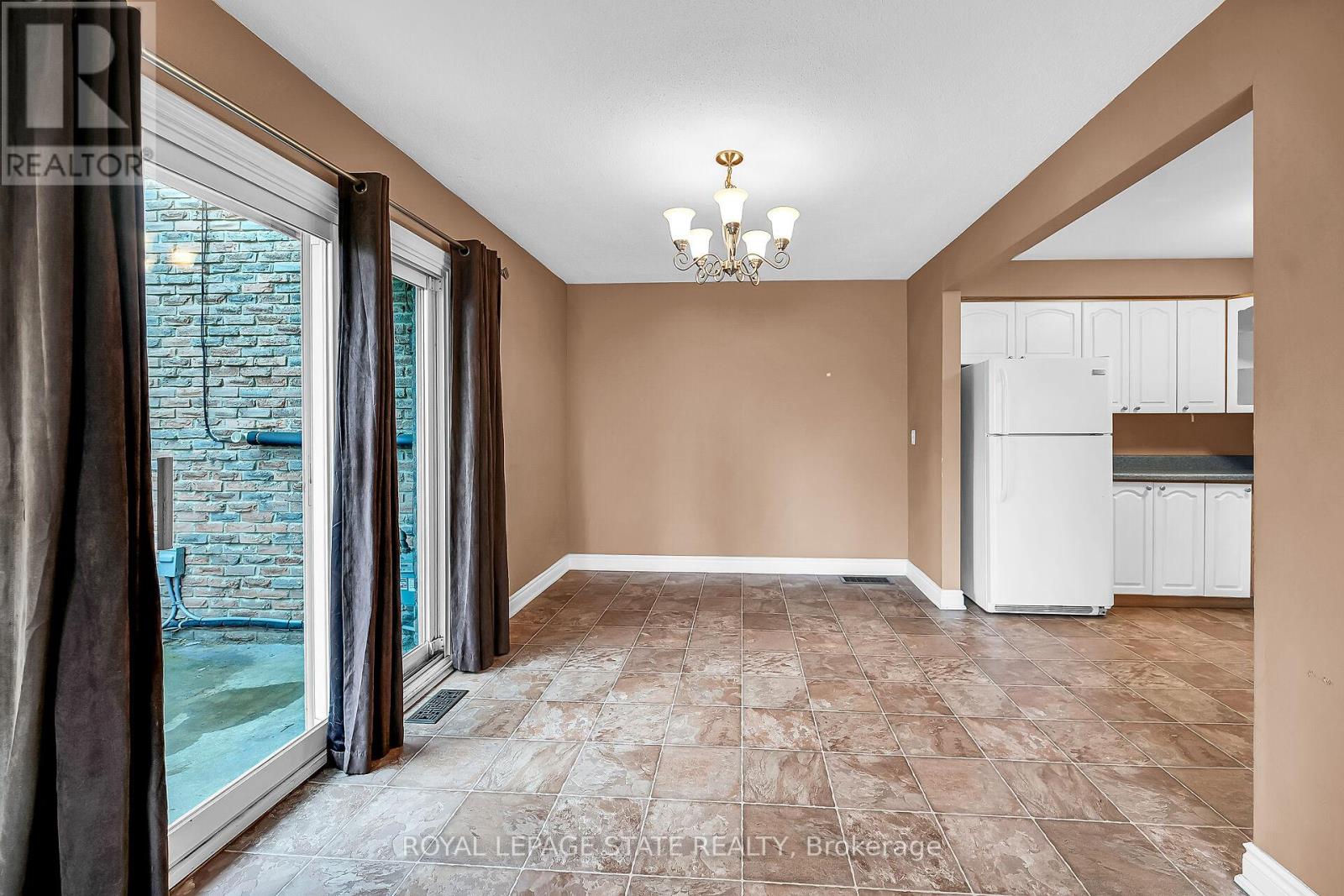 Photo 3 of 2 977 Francis Road, Burlington ON