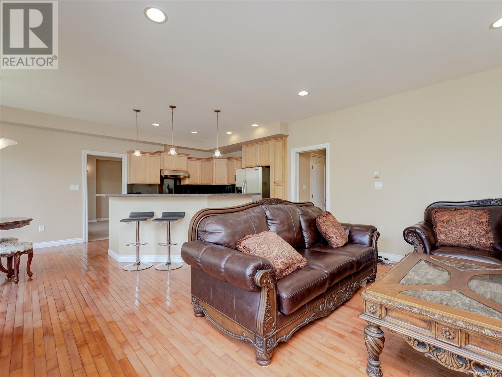 Photo 15 of 1713 Mamich Cir, Saanich BC