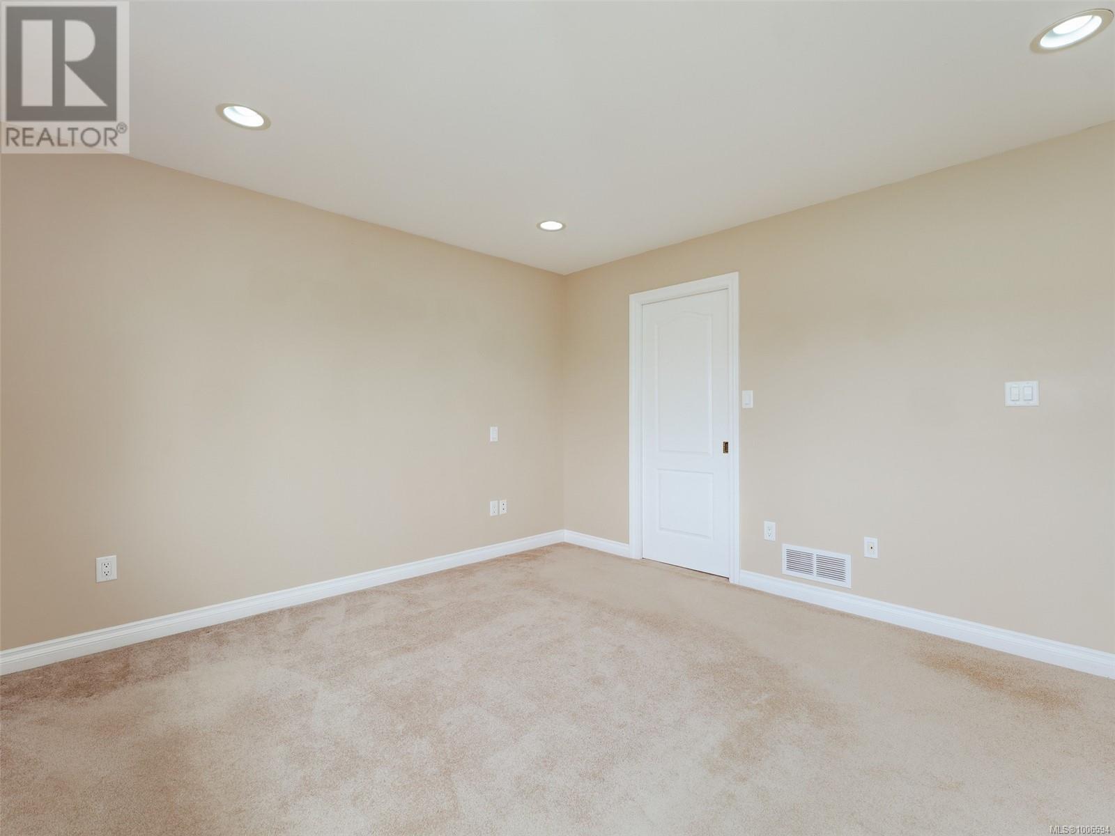 Photo 17 of 1713 Mamich Cir, Saanich BC