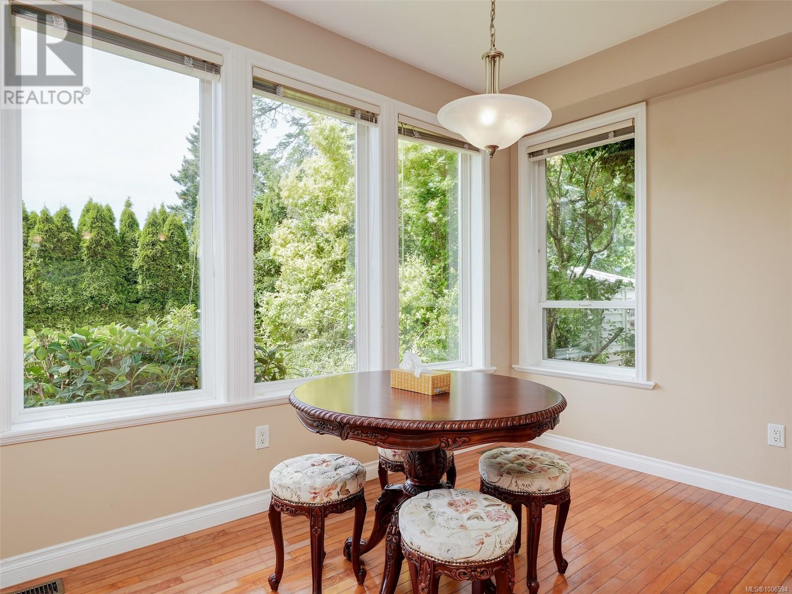 Photo 4 of 1713 Mamich Cir, Saanich BC