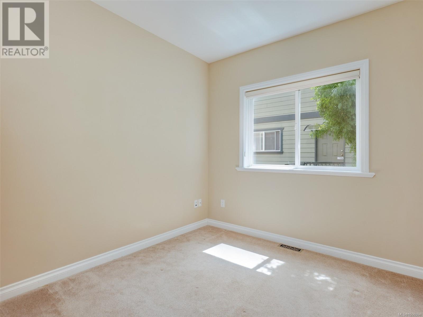 Photo 6 of 1713 Mamich Cir, Saanich BC