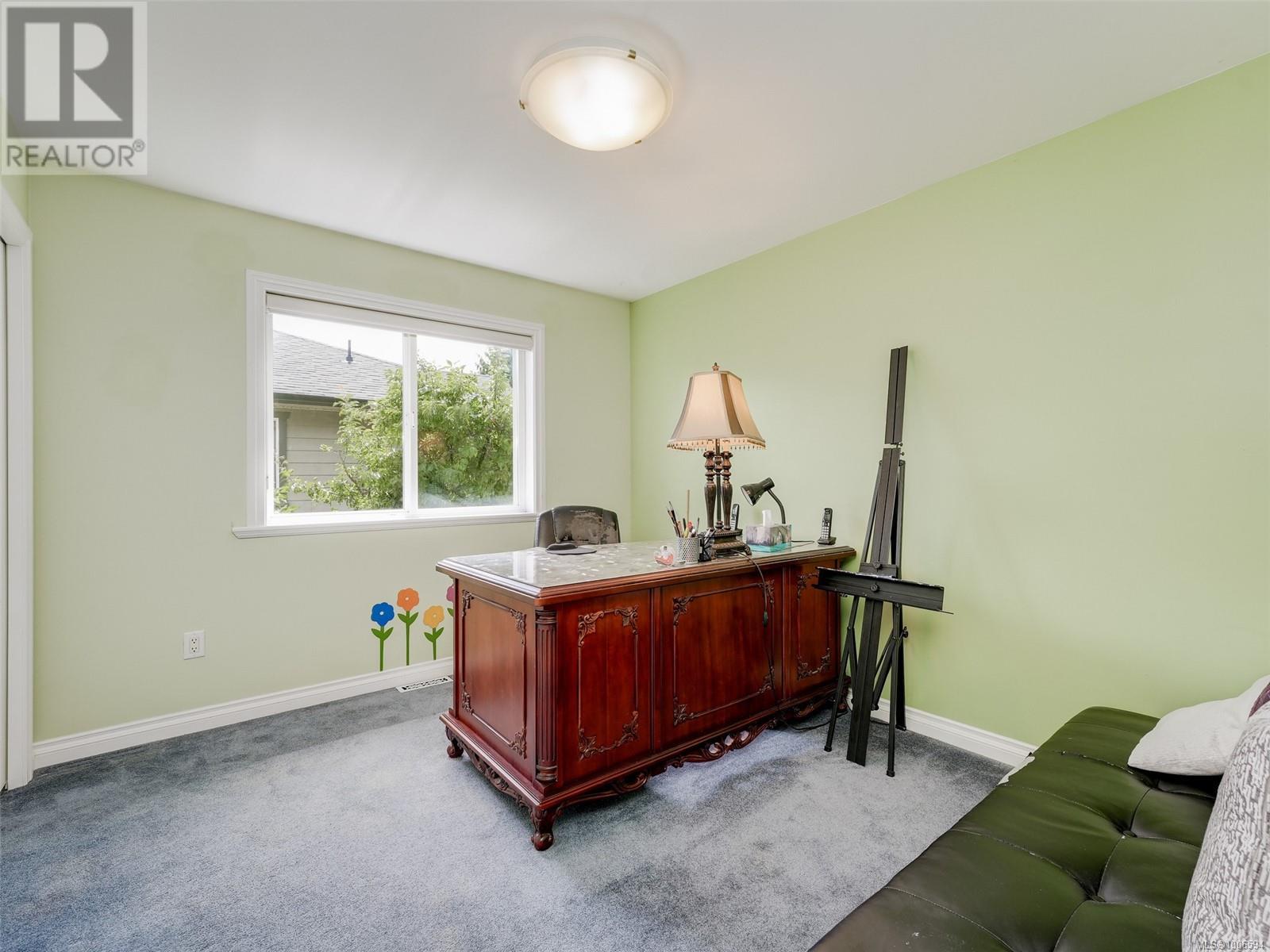 Photo 24 of 1713 Mamich Cir, Saanich BC
