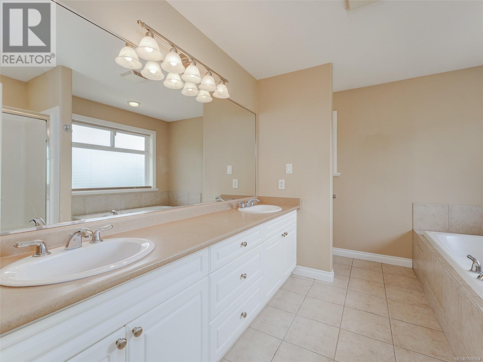 Photo 2 of 1713 Mamich Cir, Saanich BC