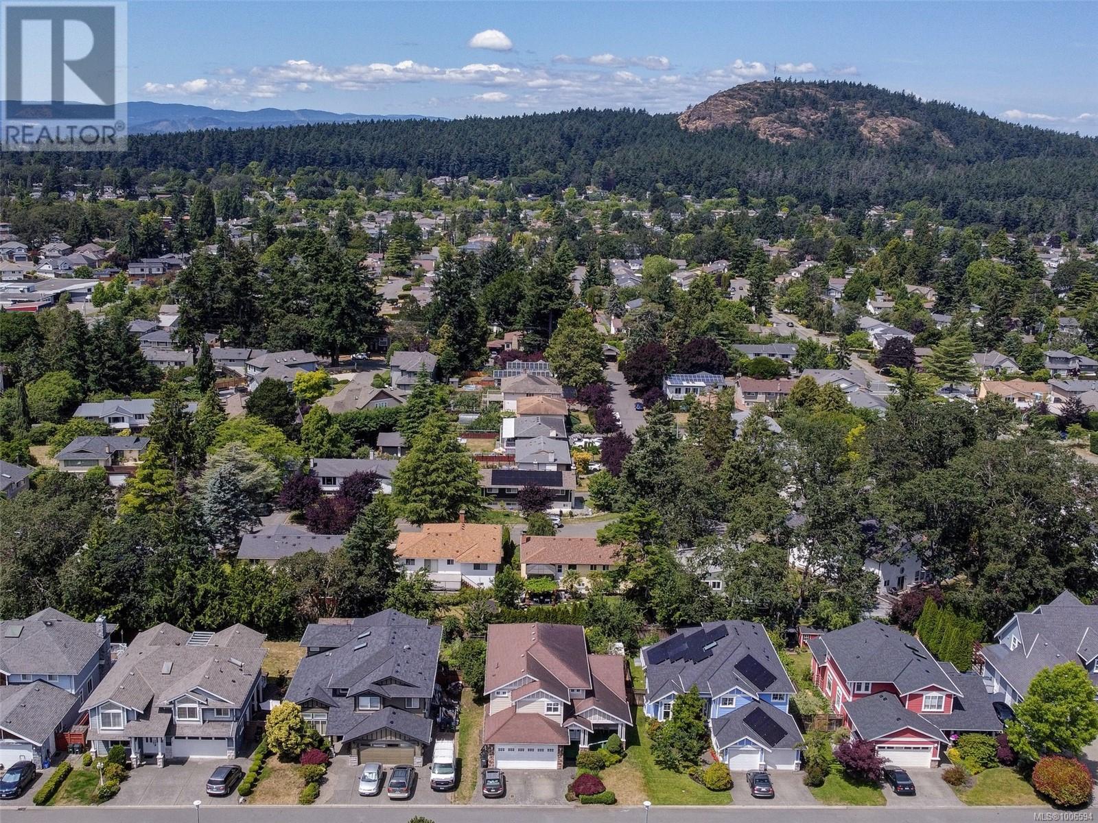 Photo 7 of 1713 Mamich Cir, Saanich BC