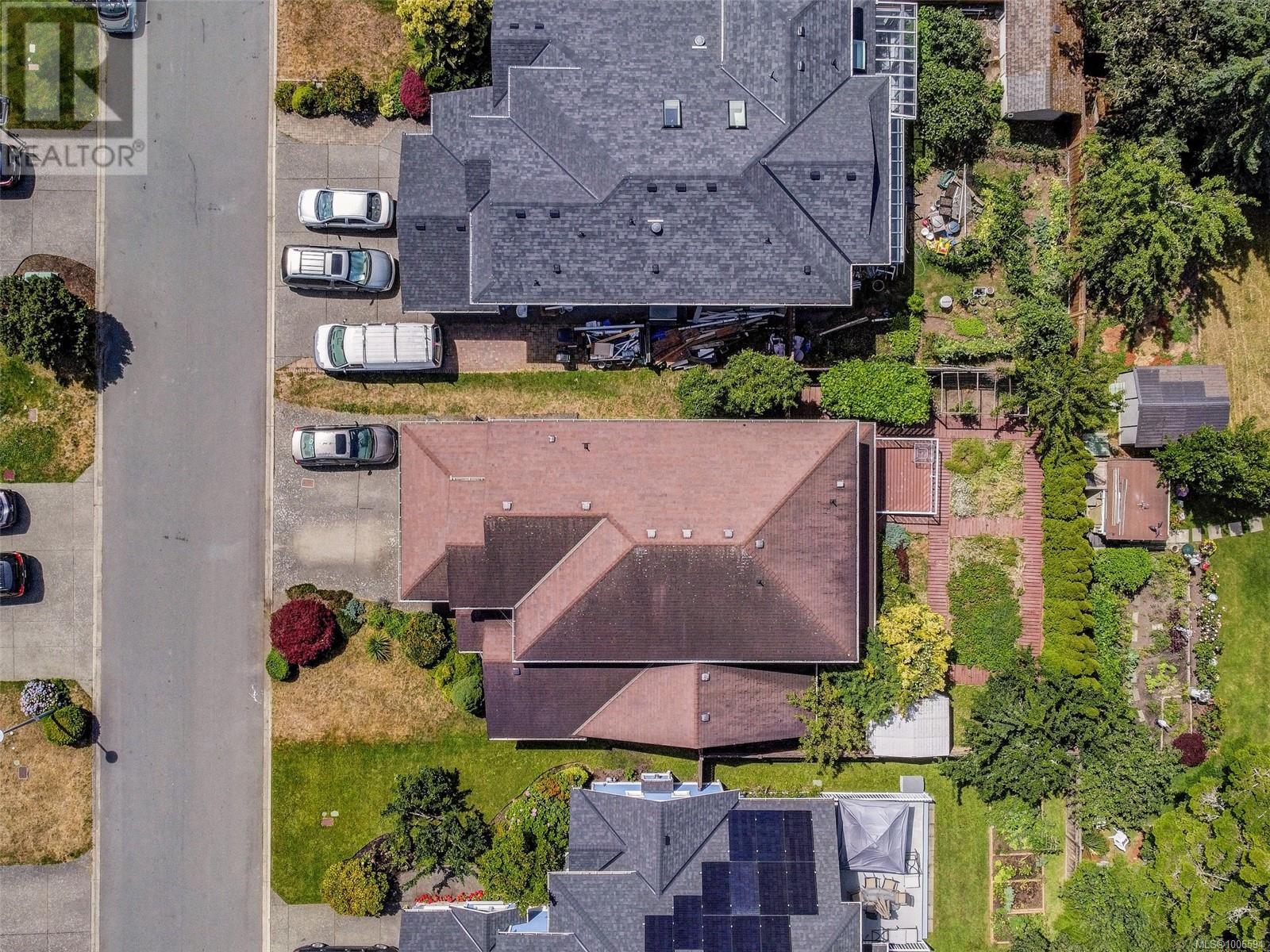 Photo 5 of 1713 Mamich Cir, Saanich BC