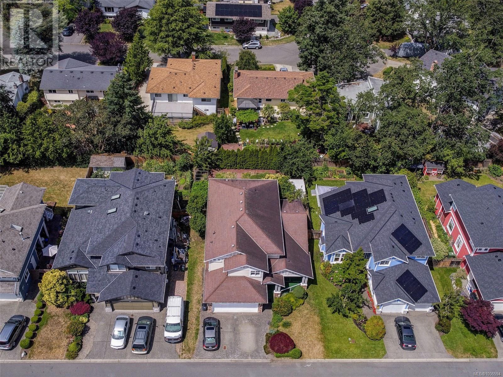 Photo 11 of 1713 Mamich Cir, Saanich BC