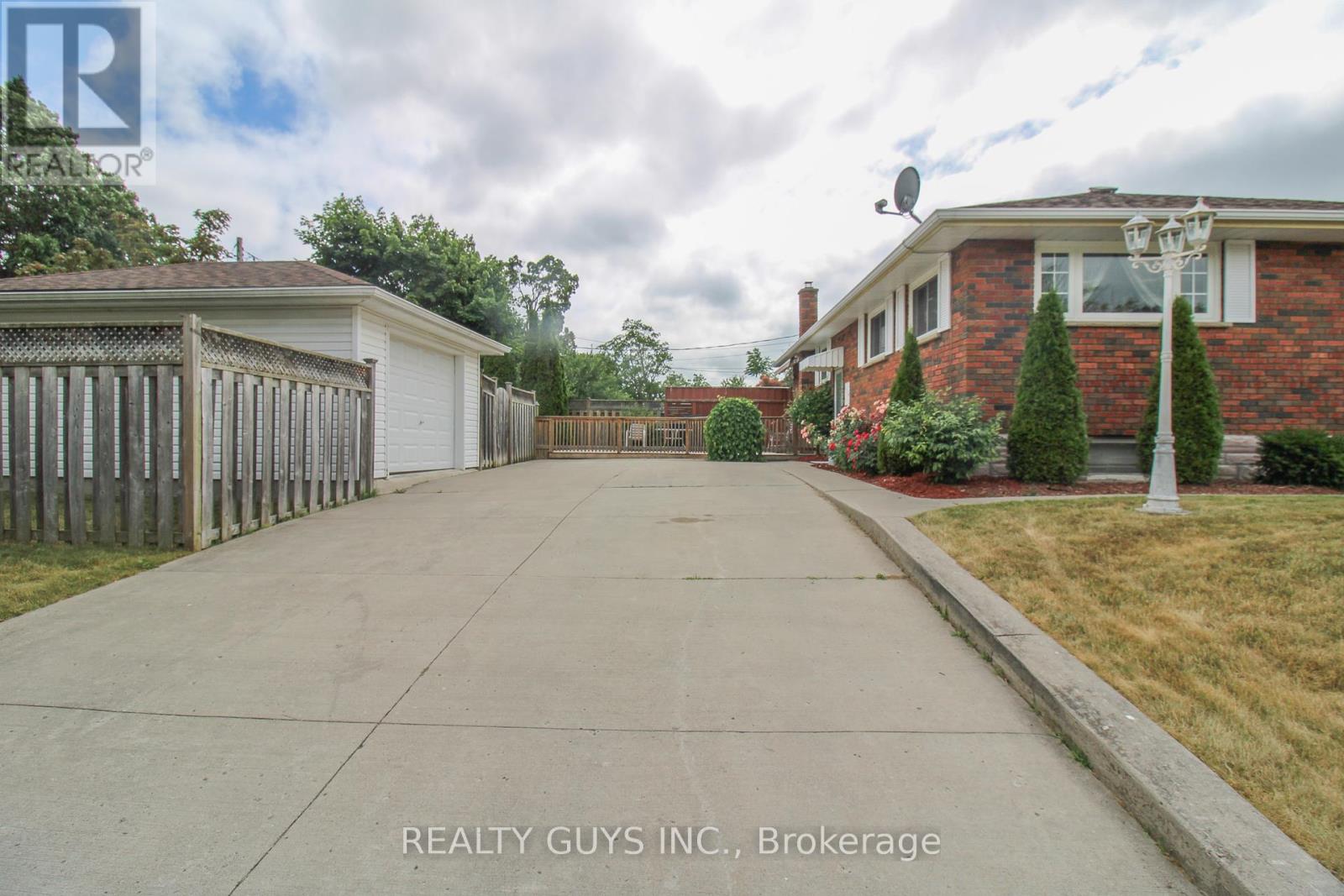 Photo 10 of 1066 Glebemount Crescent, Peterborough North ON