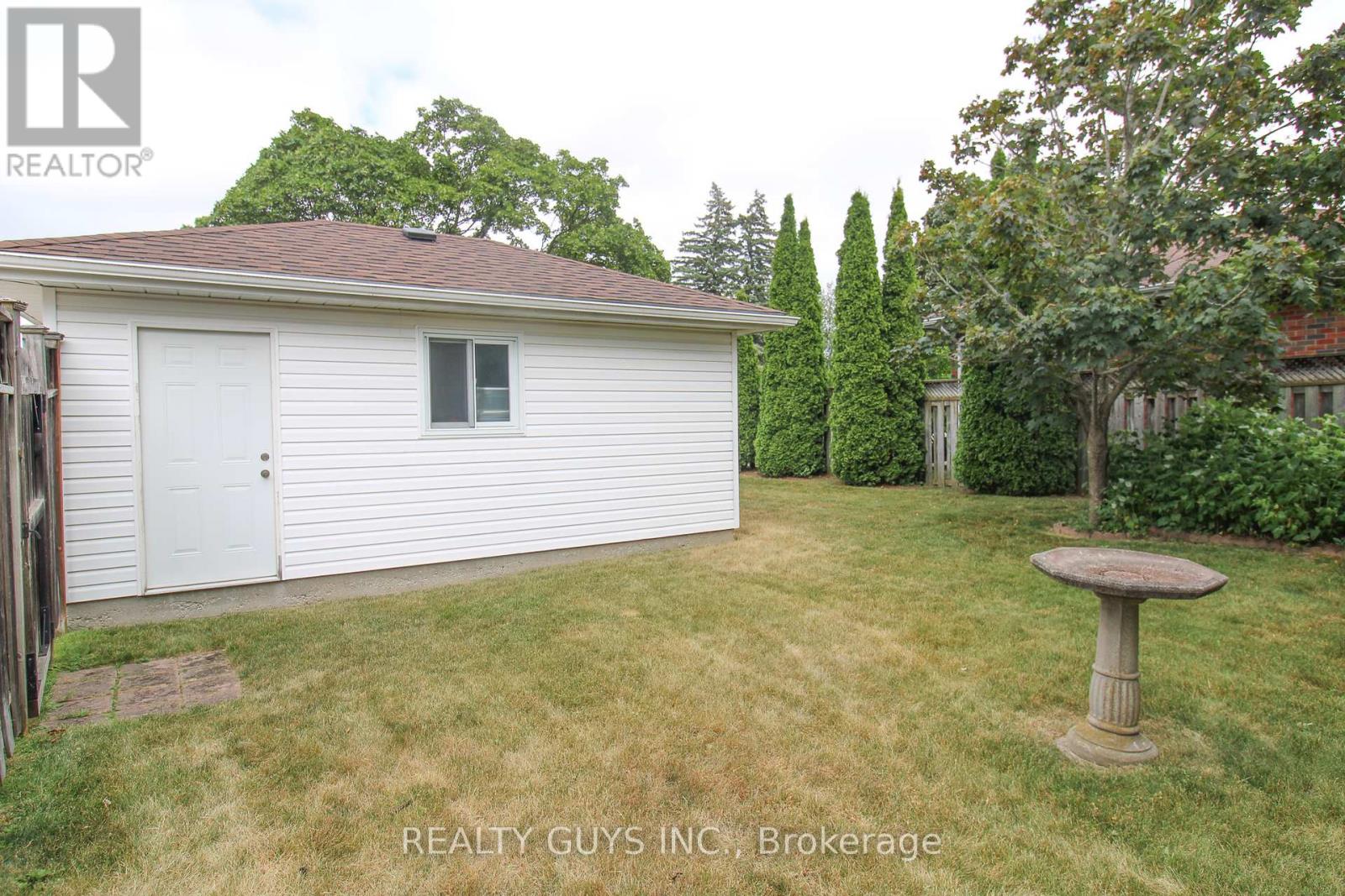 Photo 17 of 1066 Glebemount Crescent, Peterborough North ON