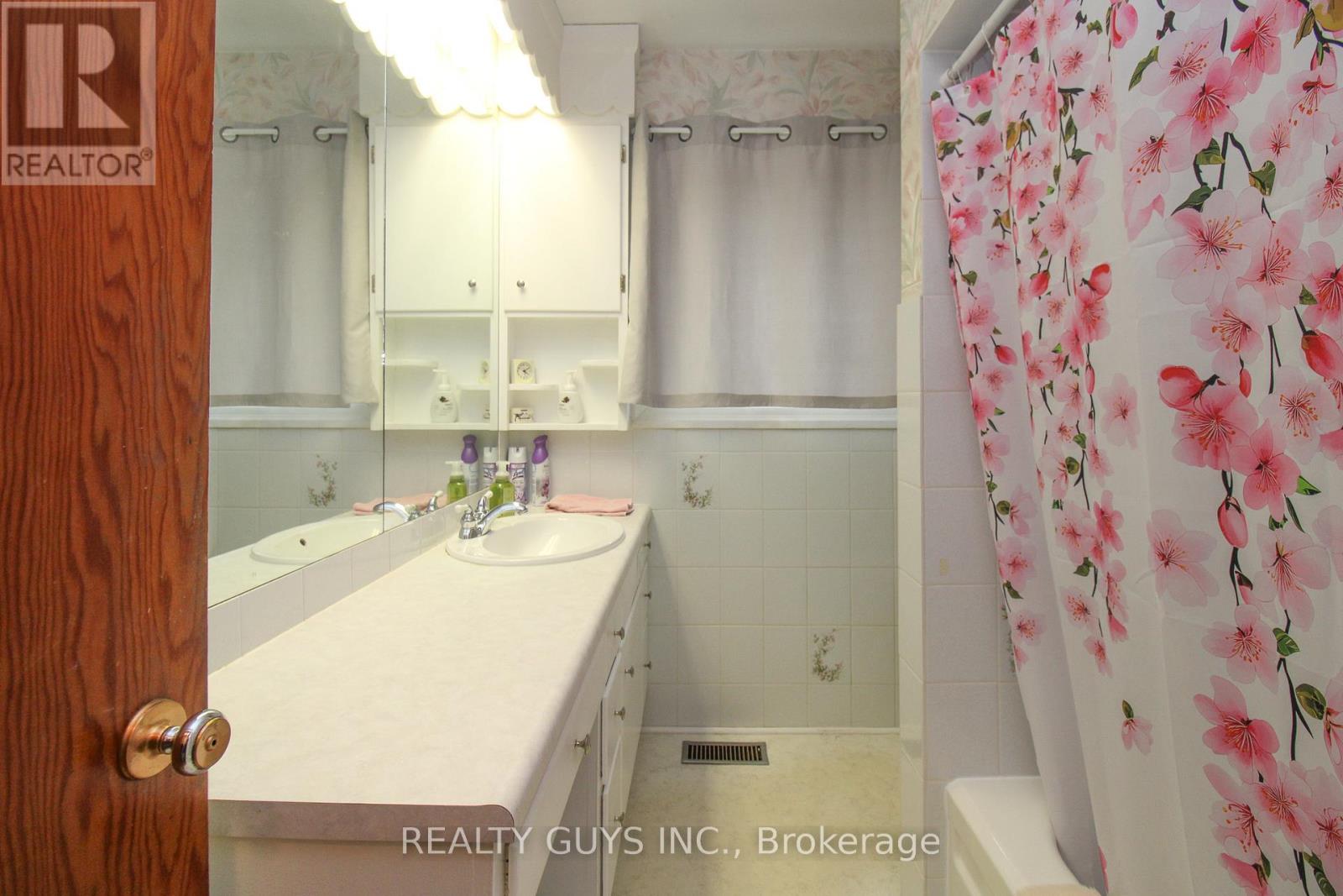 Photo 32 of 1066 Glebemount Crescent, Peterborough North ON