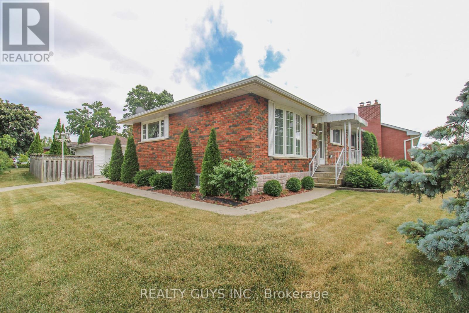Photo 6 of 1066 Glebemount Crescent, Peterborough North ON