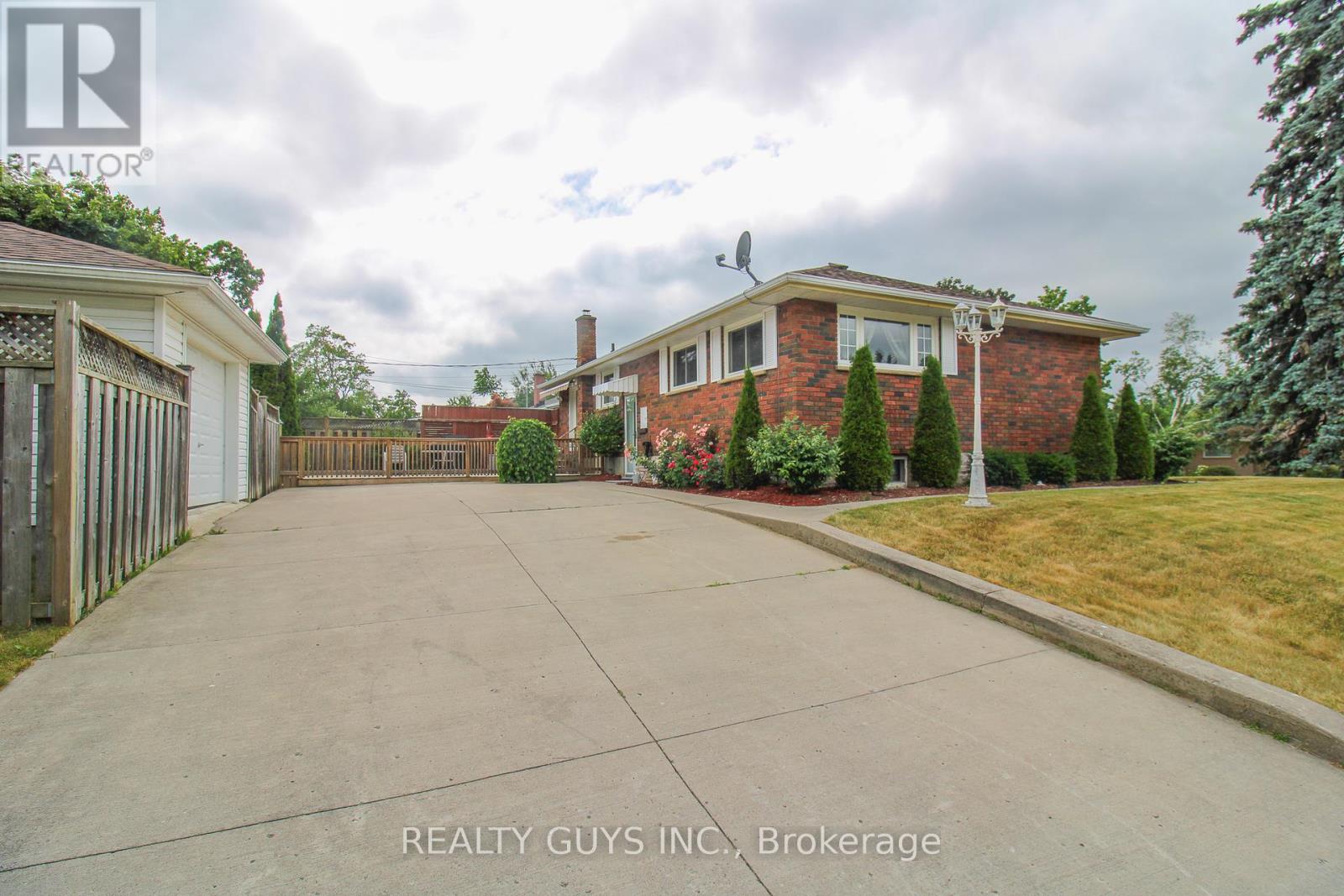 Photo 9 of 1066 Glebemount Crescent, Peterborough North ON