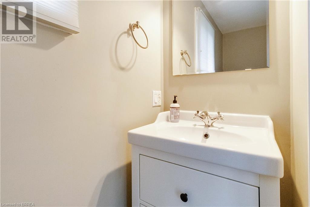Photo 32 of 19 Lincoln Avenue, Brantford ON