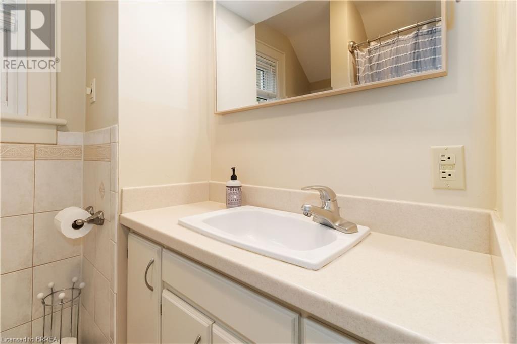 Photo 4 of 19 Lincoln Avenue, Brantford ON