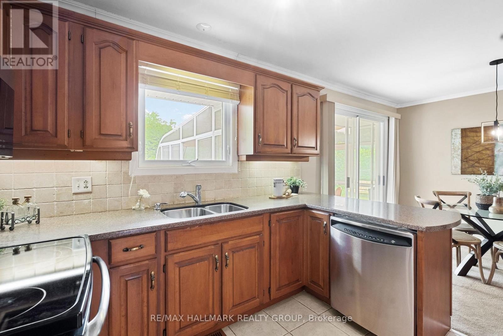 Photo 2 of 2143 Hubbard Crescent, Ottawa ON