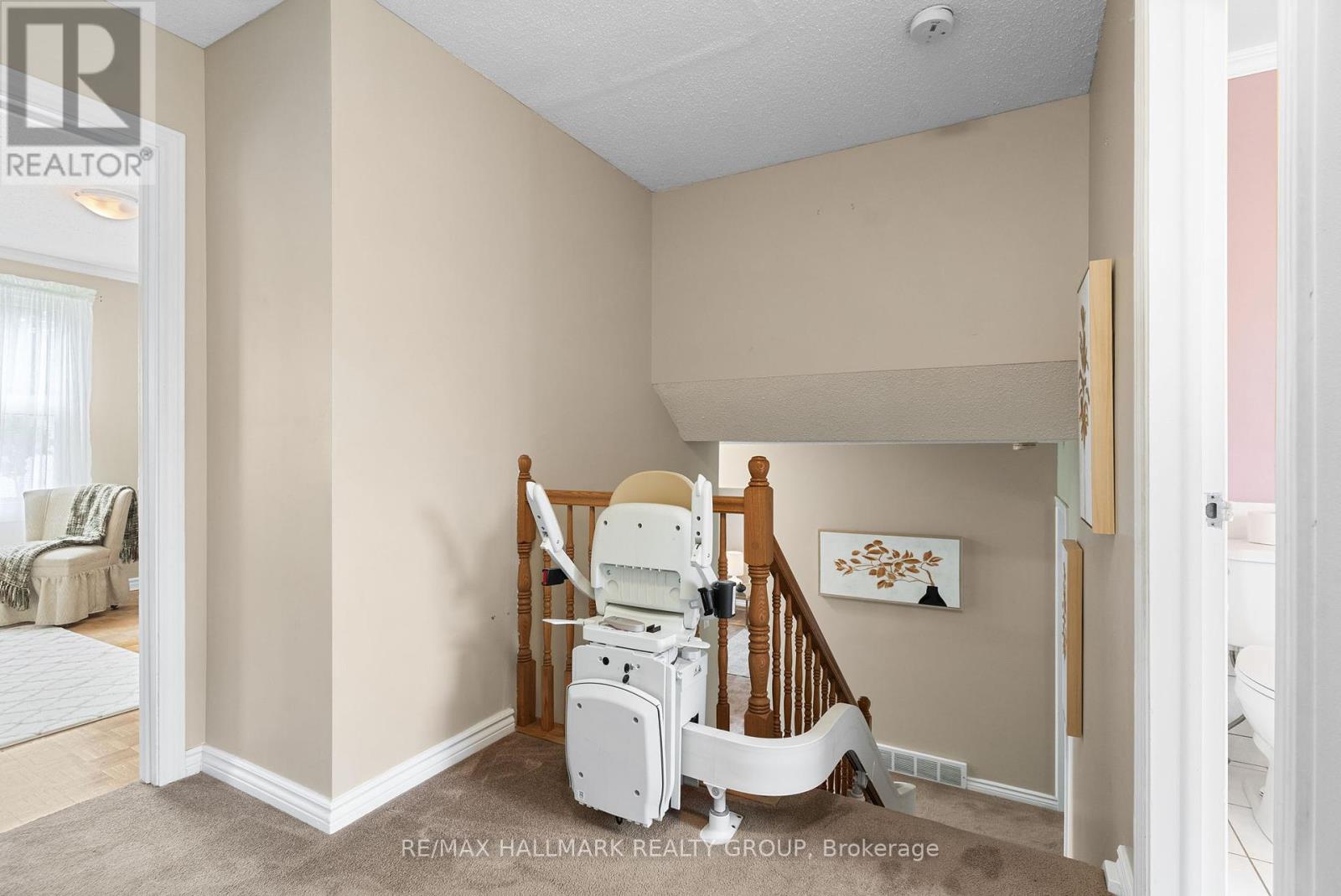 Photo 7 of 2143 Hubbard Crescent, Ottawa ON