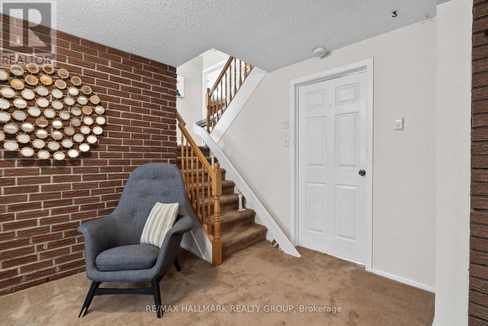 Photo 8 of 2143 Hubbard Crescent, Ottawa ON