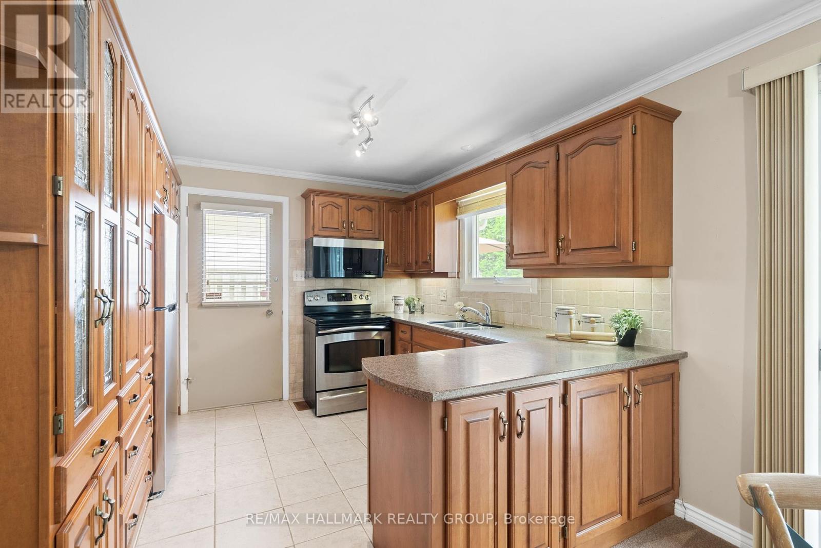 Photo 28 of 2143 Hubbard Crescent, Ottawa ON