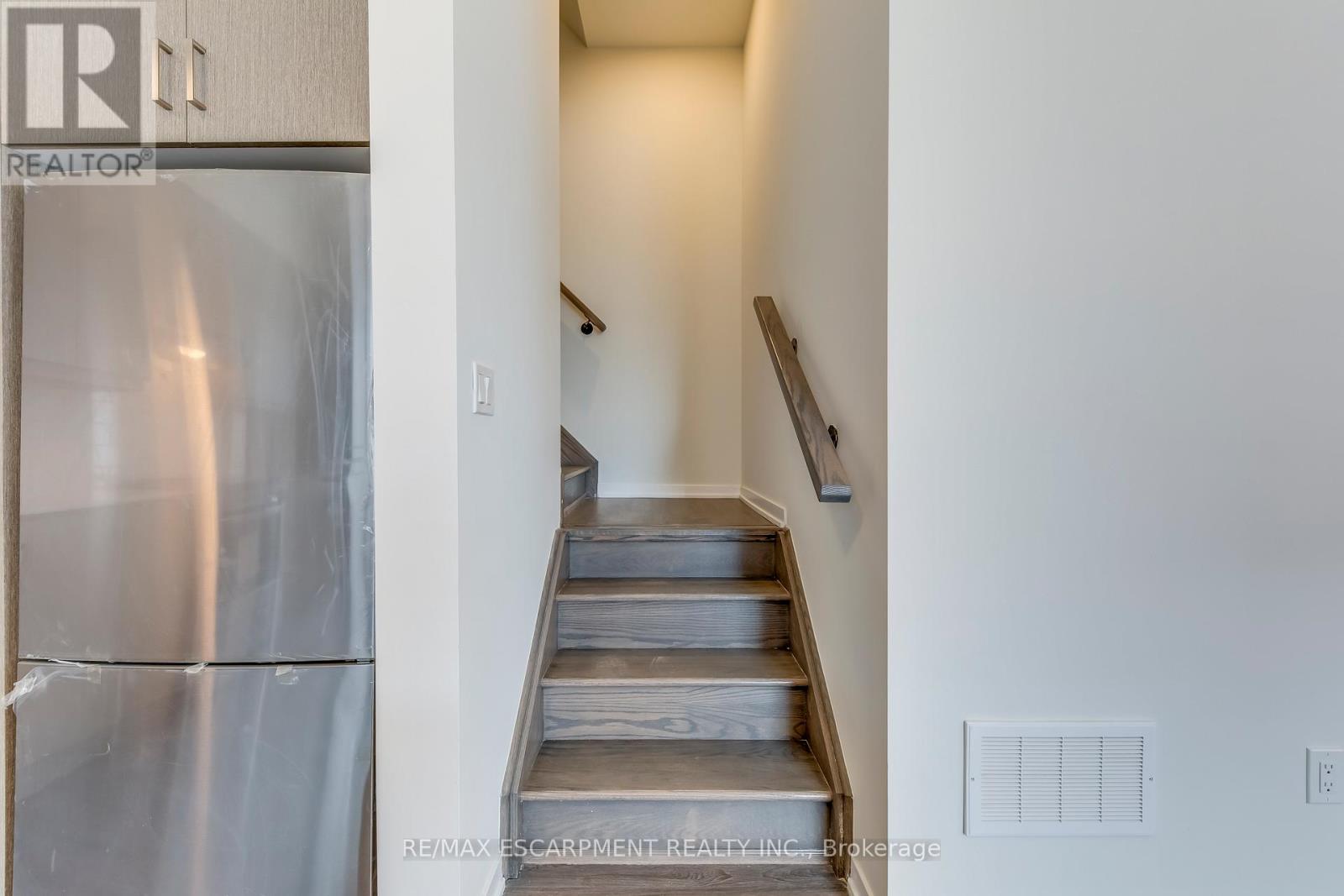Photo 4 of 149 31 Almond Blossom Mews, Vaughan ON